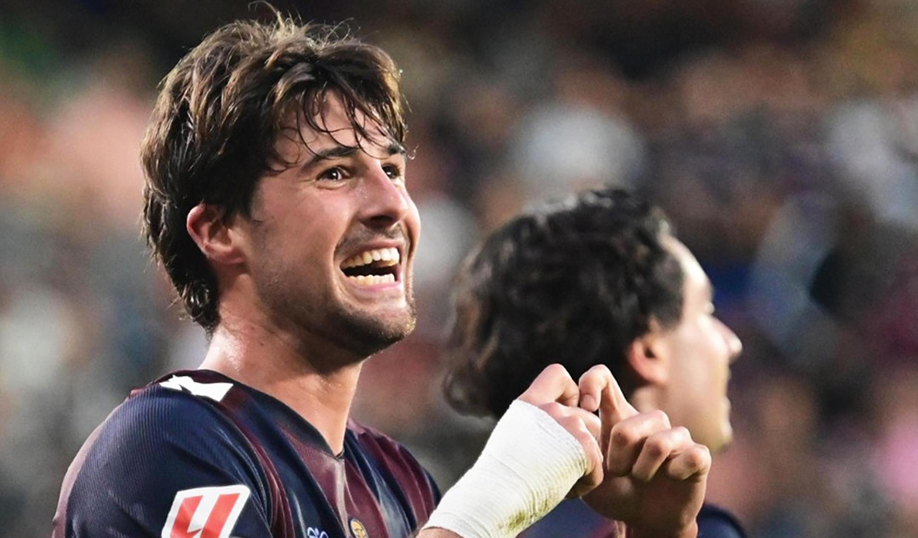 El navarro Javi Martón celebra un tanto con la camiseta del Eibar