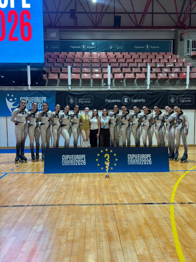 Las patinadoras del club noaindarra posan con el trofeo que las acredita como terceras clasificadas de la Copa de Europa