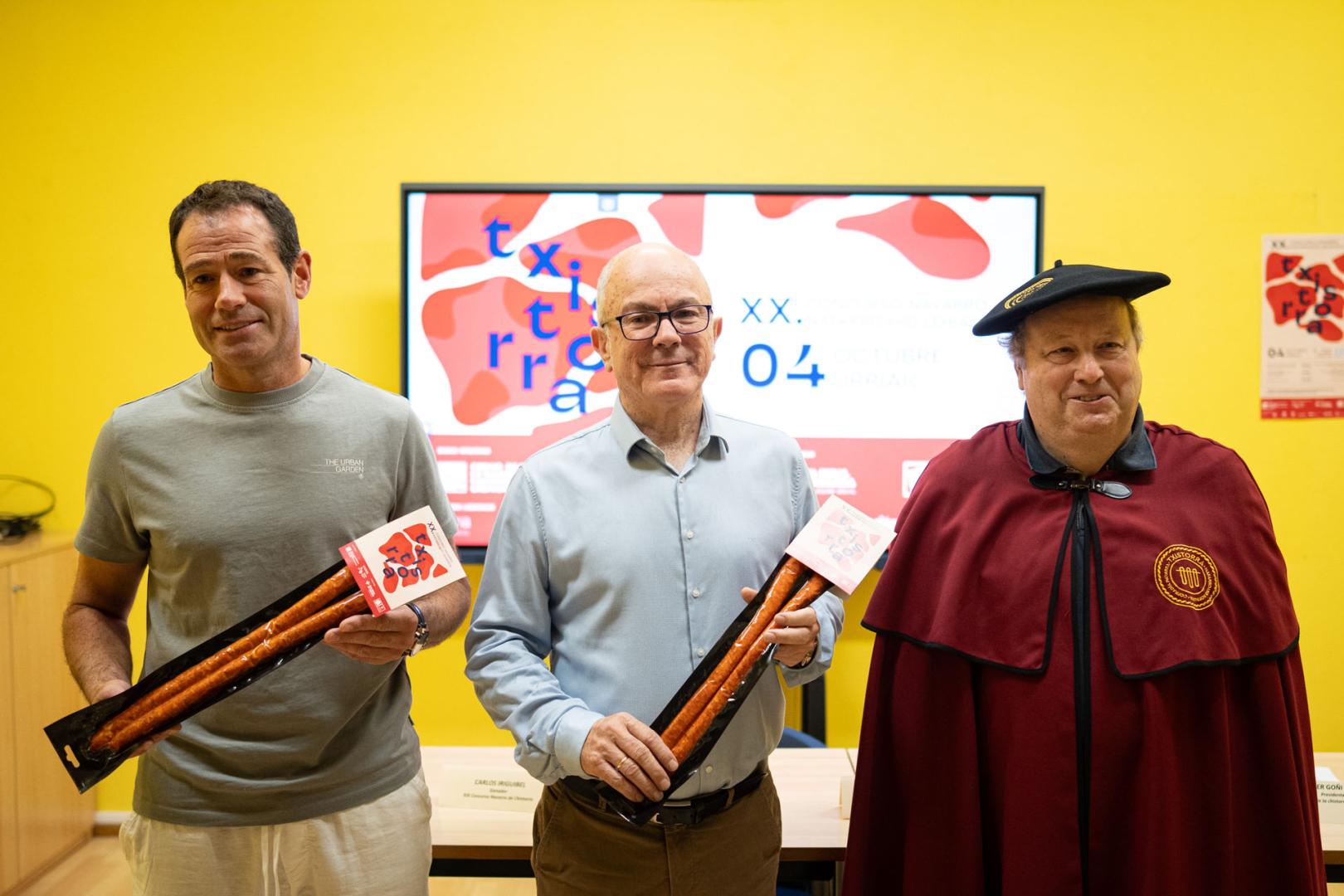 Carlos Iriguíbel, Javier Prados y Patxi Goñi, en la presentación del XX Concurso Navarro de Chistorra