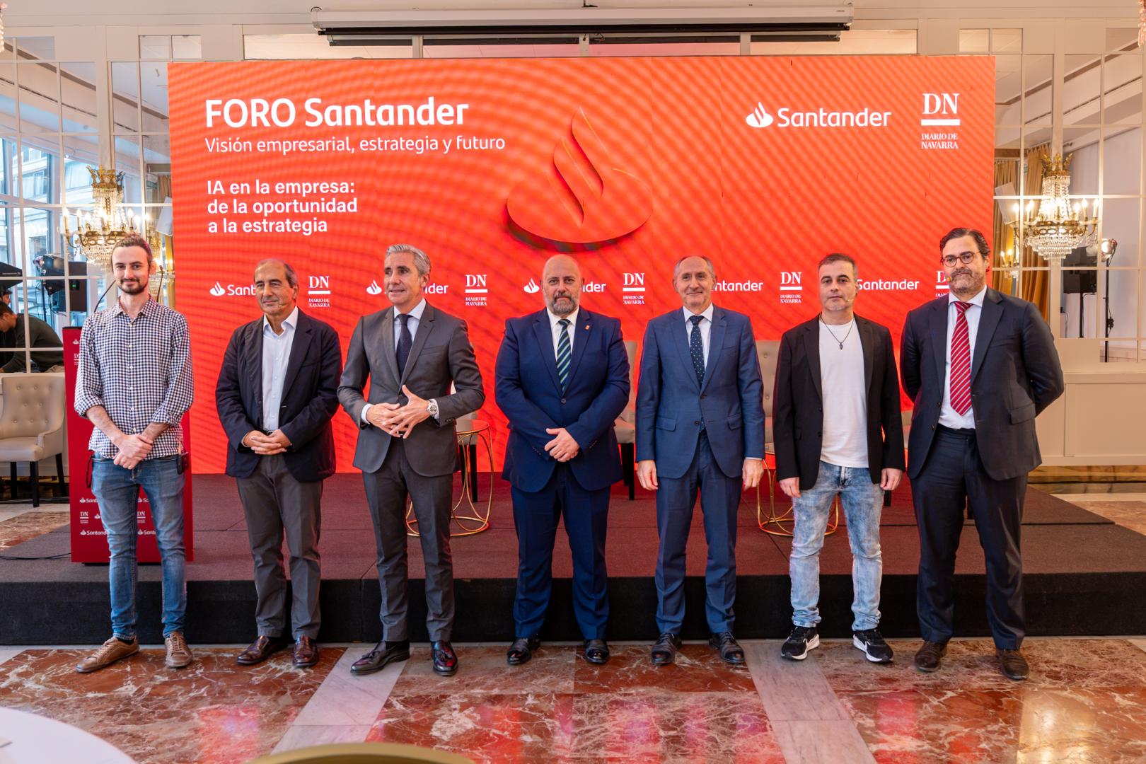 Desde la izquierda: Nacho Martínez (experto en IA y GEO), Alfonso Sánchez Tabernero (exrector UN y Fundación Hermes), Carlos Blesa Ramírez (Banco Santander), José Luis Arasti (Gobierno de Navarra), José Manuel Erro (Grupo La Información), Eduardo Lazaro (Kenodo y Crowd Legal) y Joaquín Castiella (Grupo Lexa).