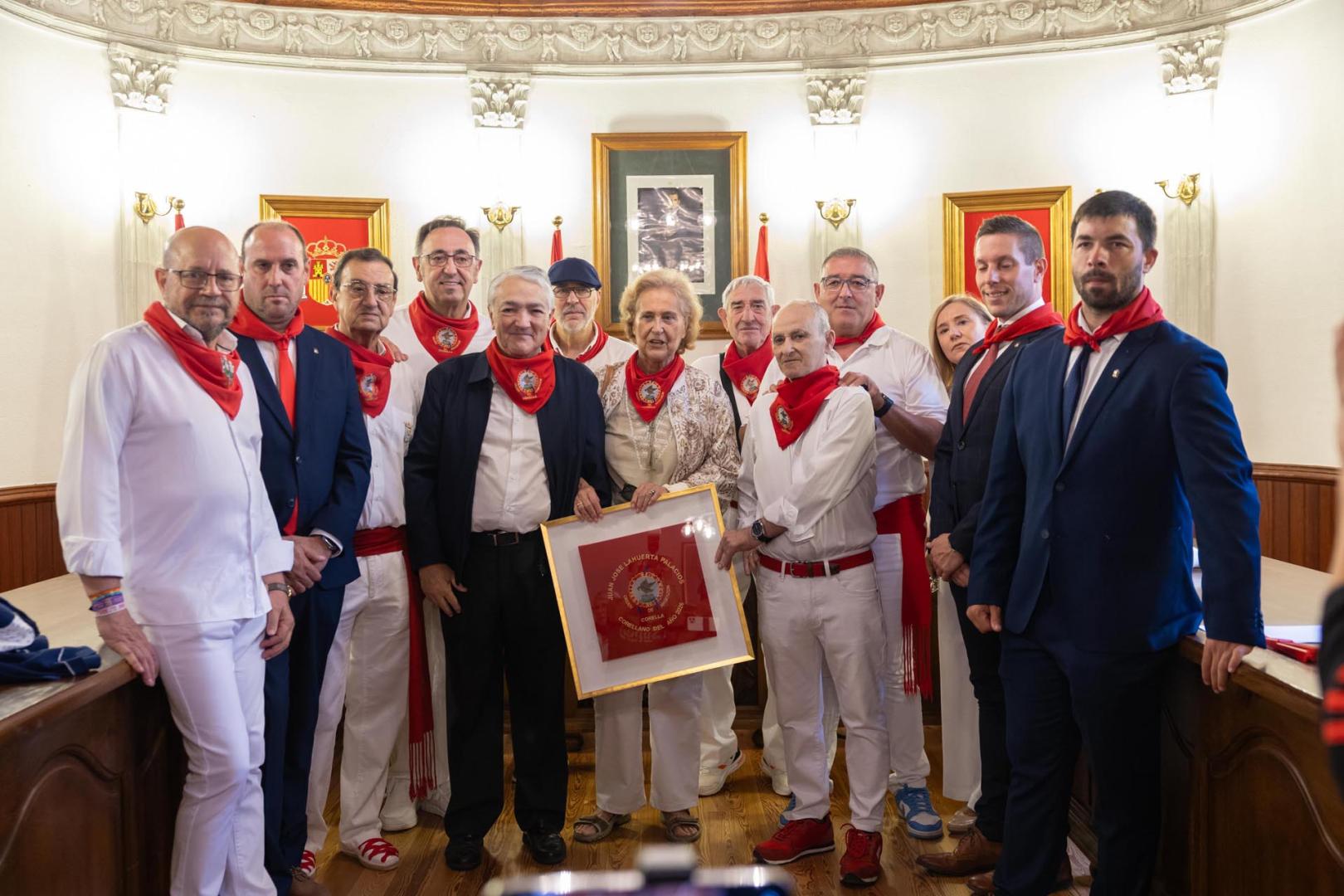 Juan José Lahuerta Palacios, quinto por la izquierda, en su homenaje como Corellano del Año