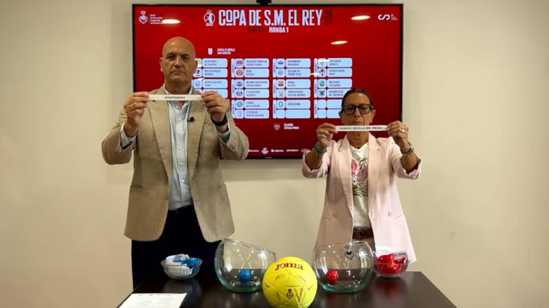 Momento del sorteo de la primera eliminatoria de la 52ª Copa del Rey en el que Anaitasuna sale emparejado con el Cajasol Sevilla Proin