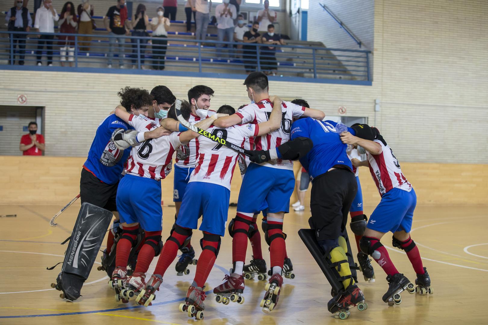 A* Jesús Garzaron F* 2021_06_27 T* Hockey patines UDC Rochapea vs Rivas. Ascenso a la OK liga Plata masculina L* Rochapea Los jugadores del UDC Rochapea celebran el ascenso a la OK Liga Plata masculina de hockey.