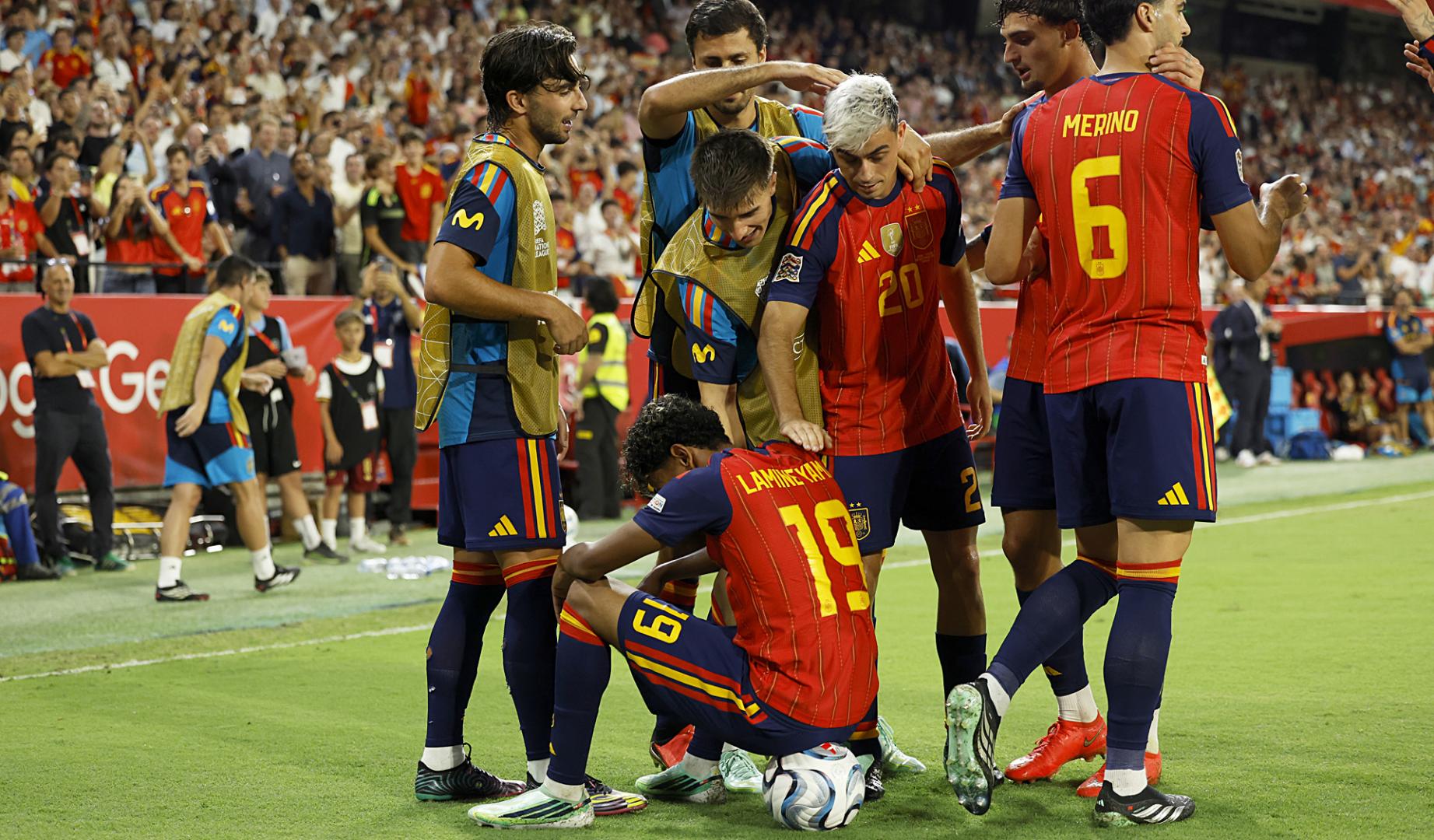 Los jugadores felicitan a Lamine Yamal tras anotar el 3-1, segundo de su cuenta particular, contra Croacia