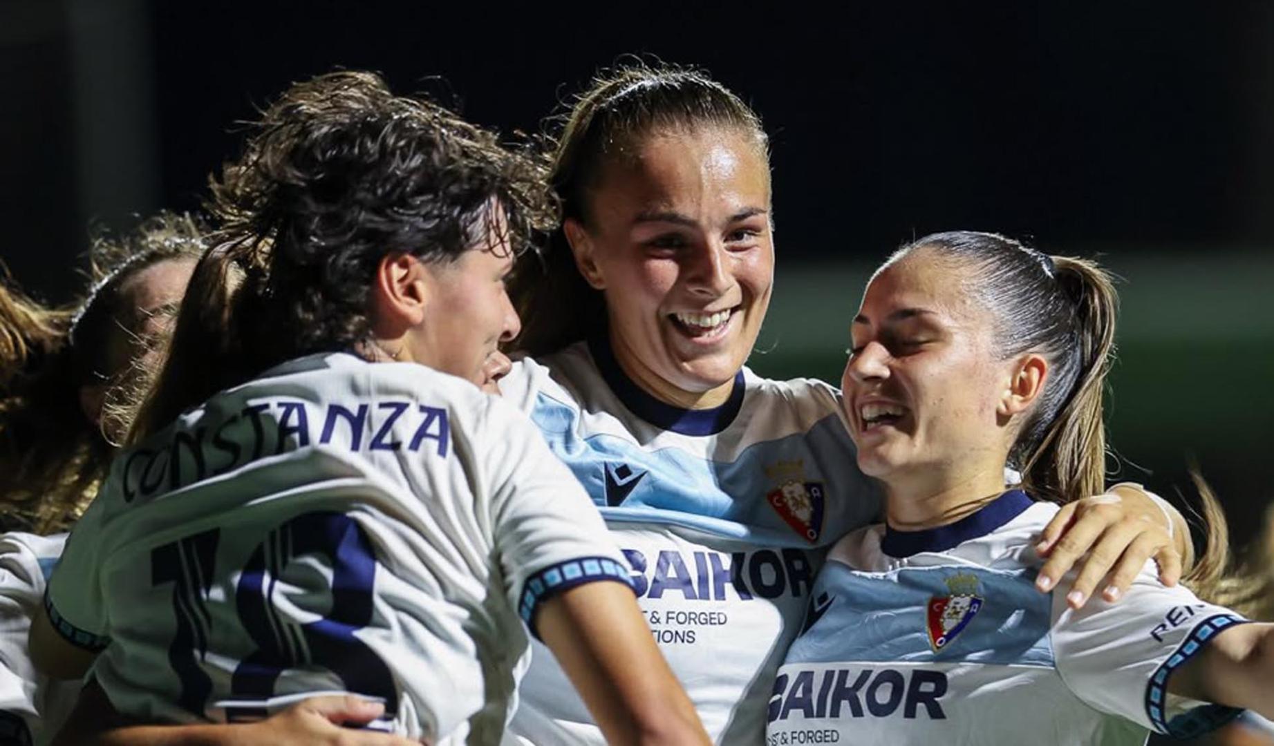 Irati Igoa, autora del único tanto del partido, lo celebra junto a Constanza e Iraia López