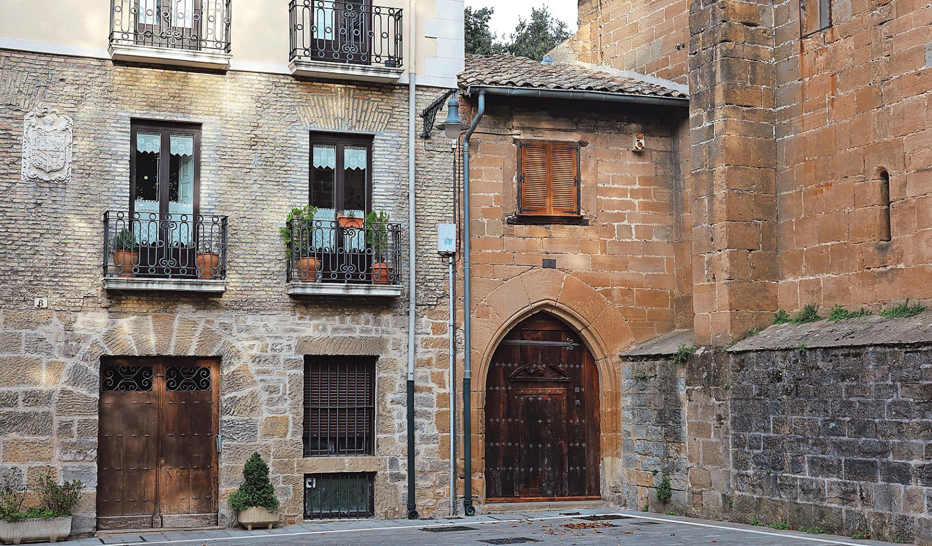 La casa del músico, en la plaza de San José, una reminiscencia de las casas de la Navarrería que surgió tras la guerra