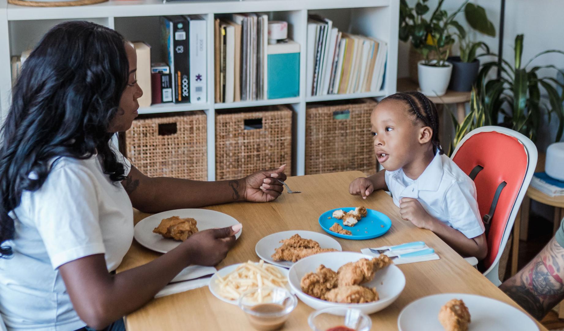 Compartir la mesa habitualmente se asocia con mejores resultados académicos, menor incidencia de problemas de conducta, ansiedad, depresión y trastornos alimentarios en niños y adolescentes