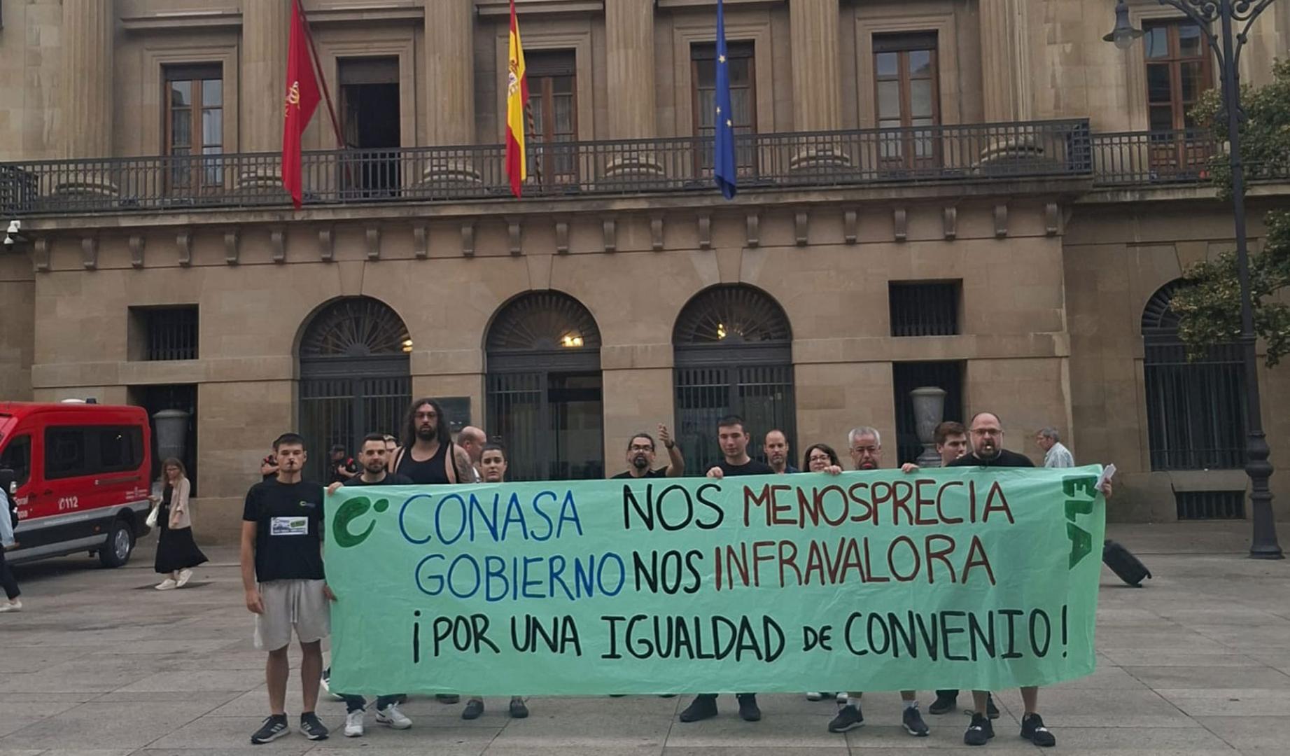 Los trabajadores de Conasa se concentraron frente al Palacio de Navarra, este lunes 28 de septiembre