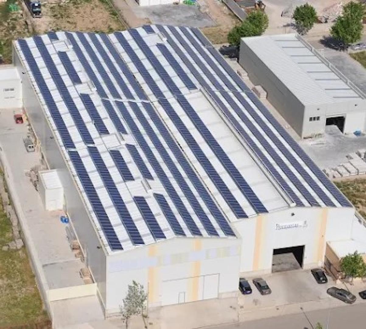 Instalación solar sobre una nave