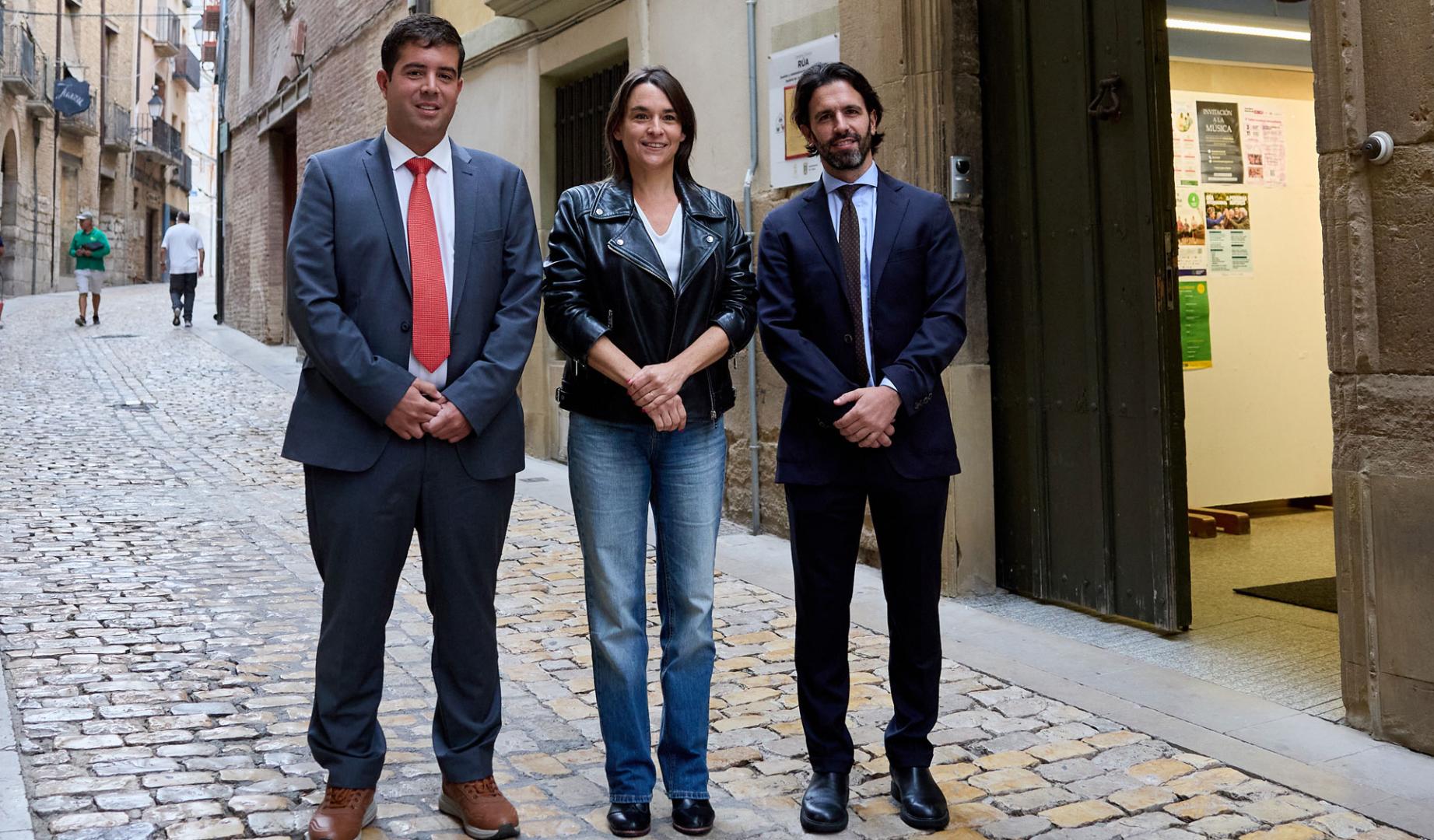 De izda. a dcha.: el Director General de Grupo Añón, Iosu Belio, la vicepresidenta tercera y consejera de Vivienda, Juventud y Politicas Migratorias, Begoña Alfaro, y Director Jurídico y de Expansión del Grupo, Marcos Beltrán