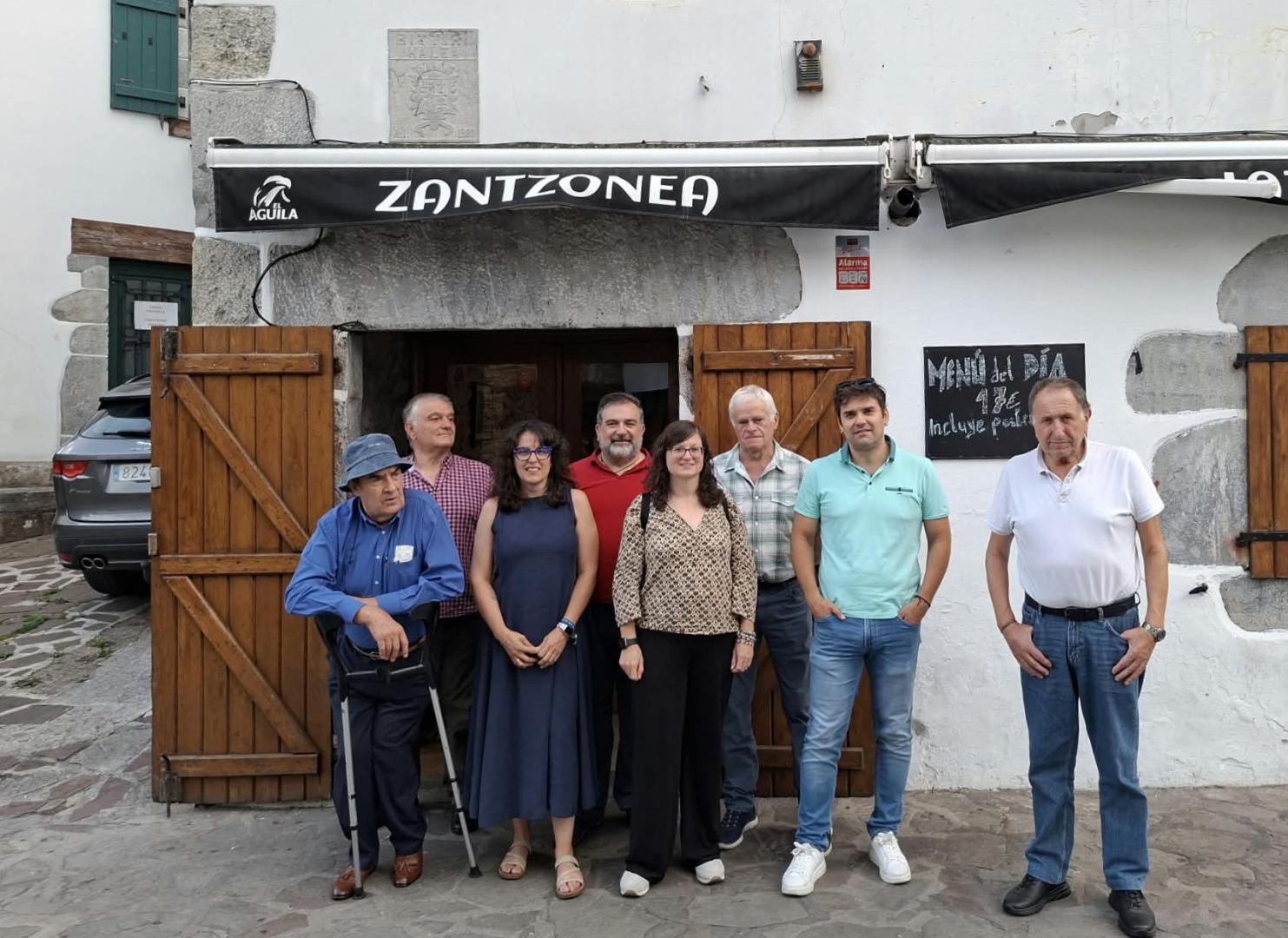 El parlamentario de Geroa Bai, Pablo Azcona, junto a ediles de su formación en Baztan-Bidasoa.