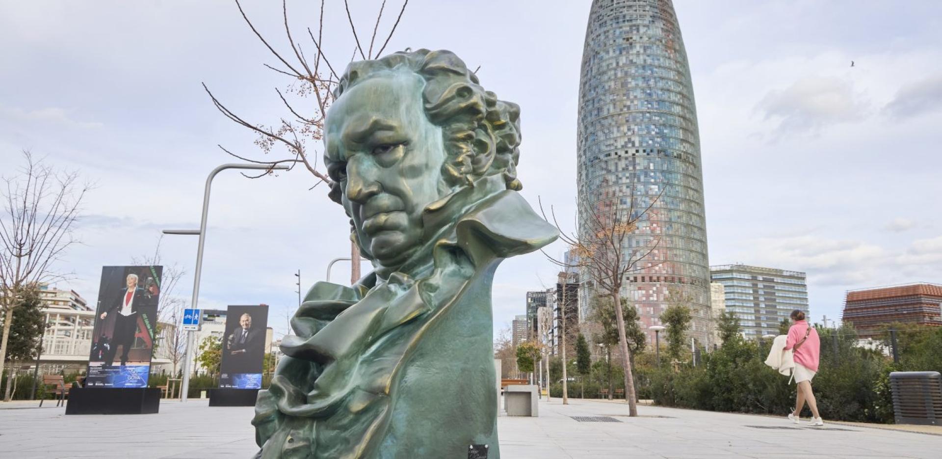 Estatua gigante de Goya en las calles de Barcelona con motivo de la entrega de los premios el año pasado en la ciudad