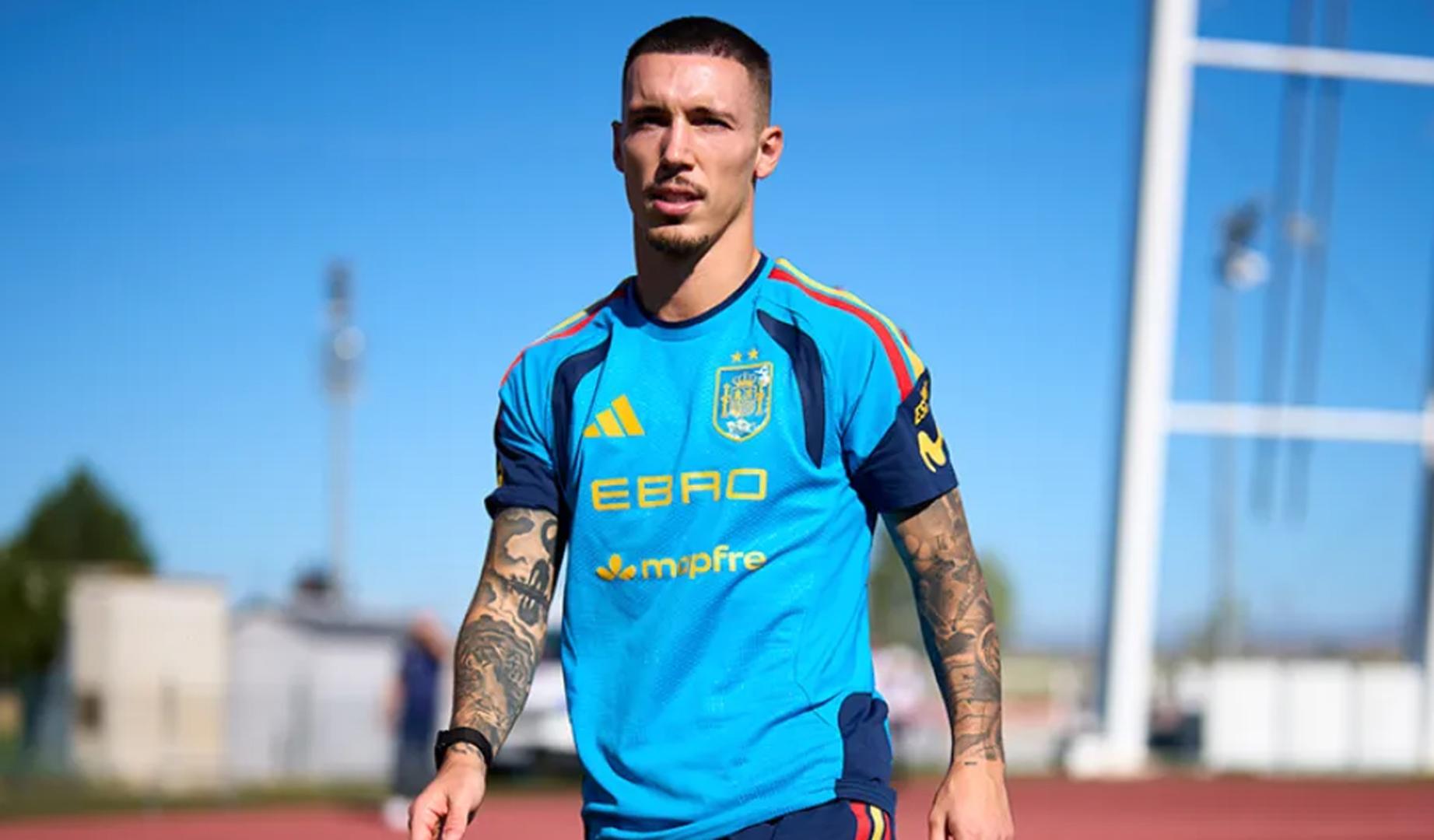 Alejandro Grimaldo durante un entrenamiento con la selección española