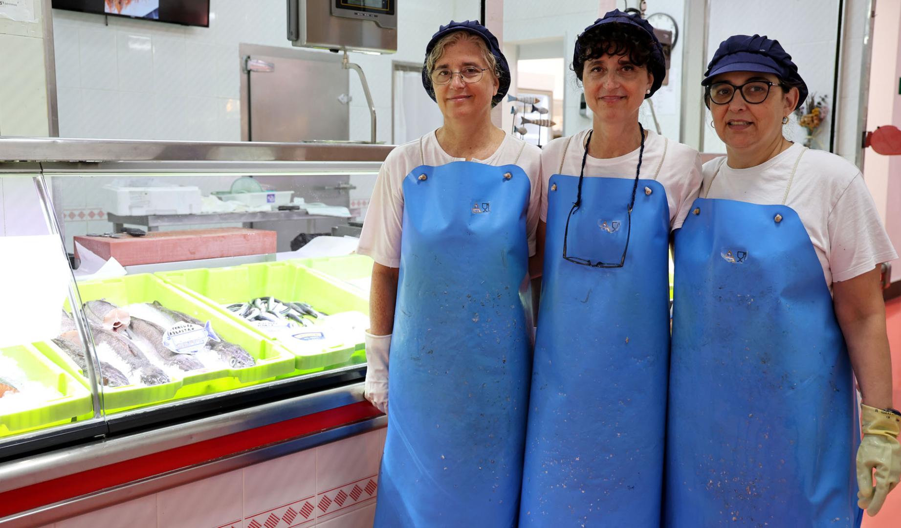 Nuria de la Barrera, Natalia de la Barrera e Isabel Carrasco, en el puesto que regentan