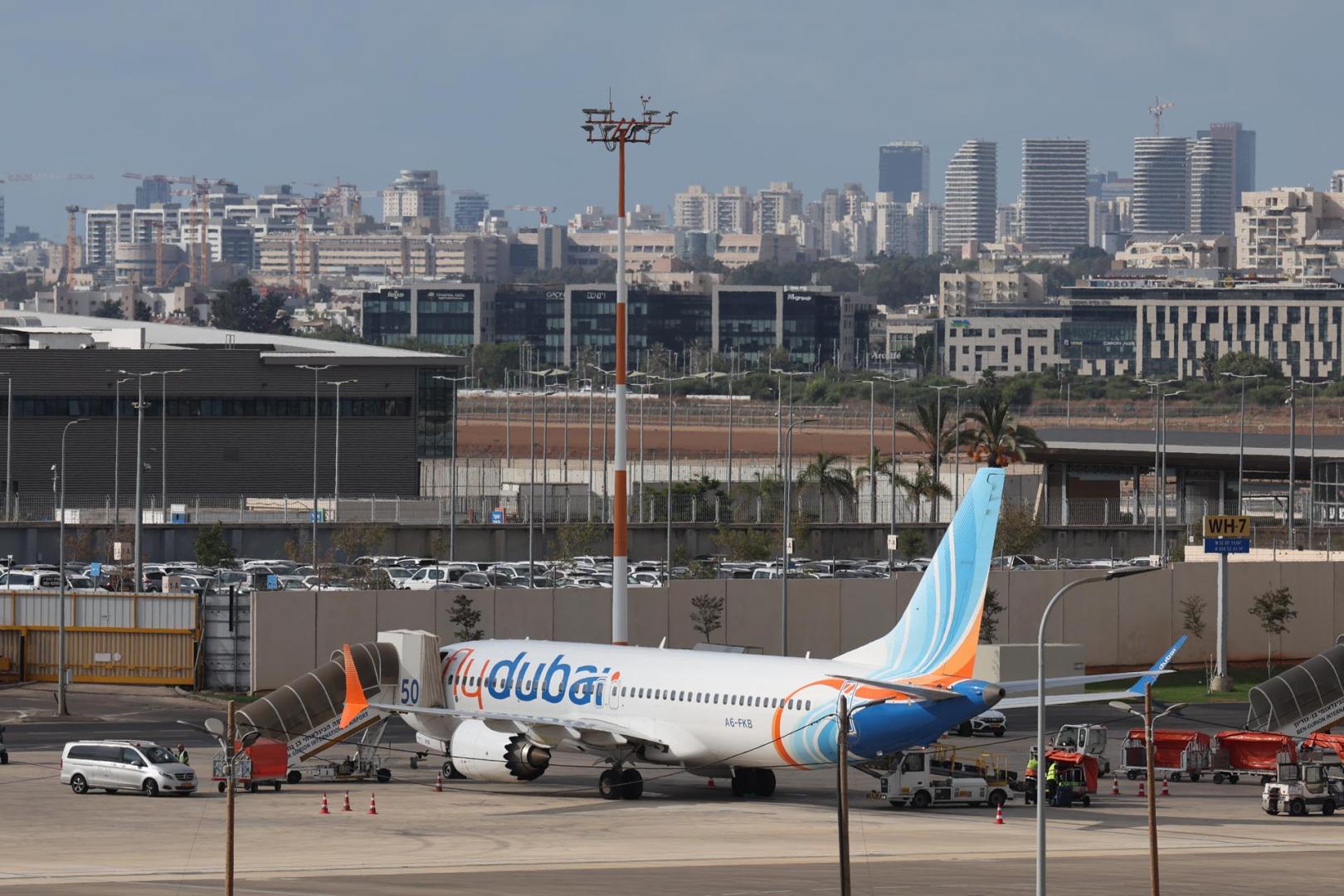 Un avión de FlyDubai, en el aeropuerto de Dubái, este miércoles