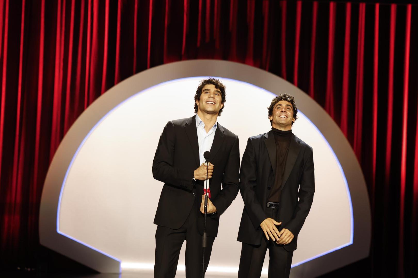 Javier Calvo y Javier Ambrossi, en la foto recogiendo el Premio del Público a la Mejor Película por 'La bola negra' en el Festival de Cine de San Sebastián, serán los productores ejecutivos de la serie