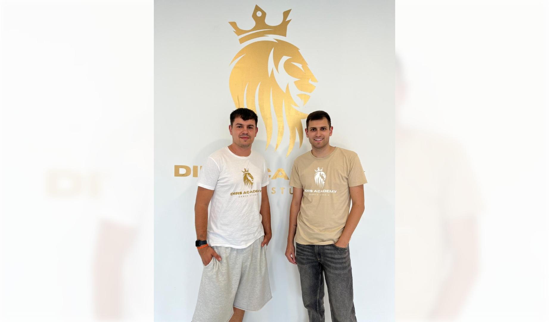 Izan y Dani Martín López posan junto al logotipo de su academia Dirs Academy Dance Estudio