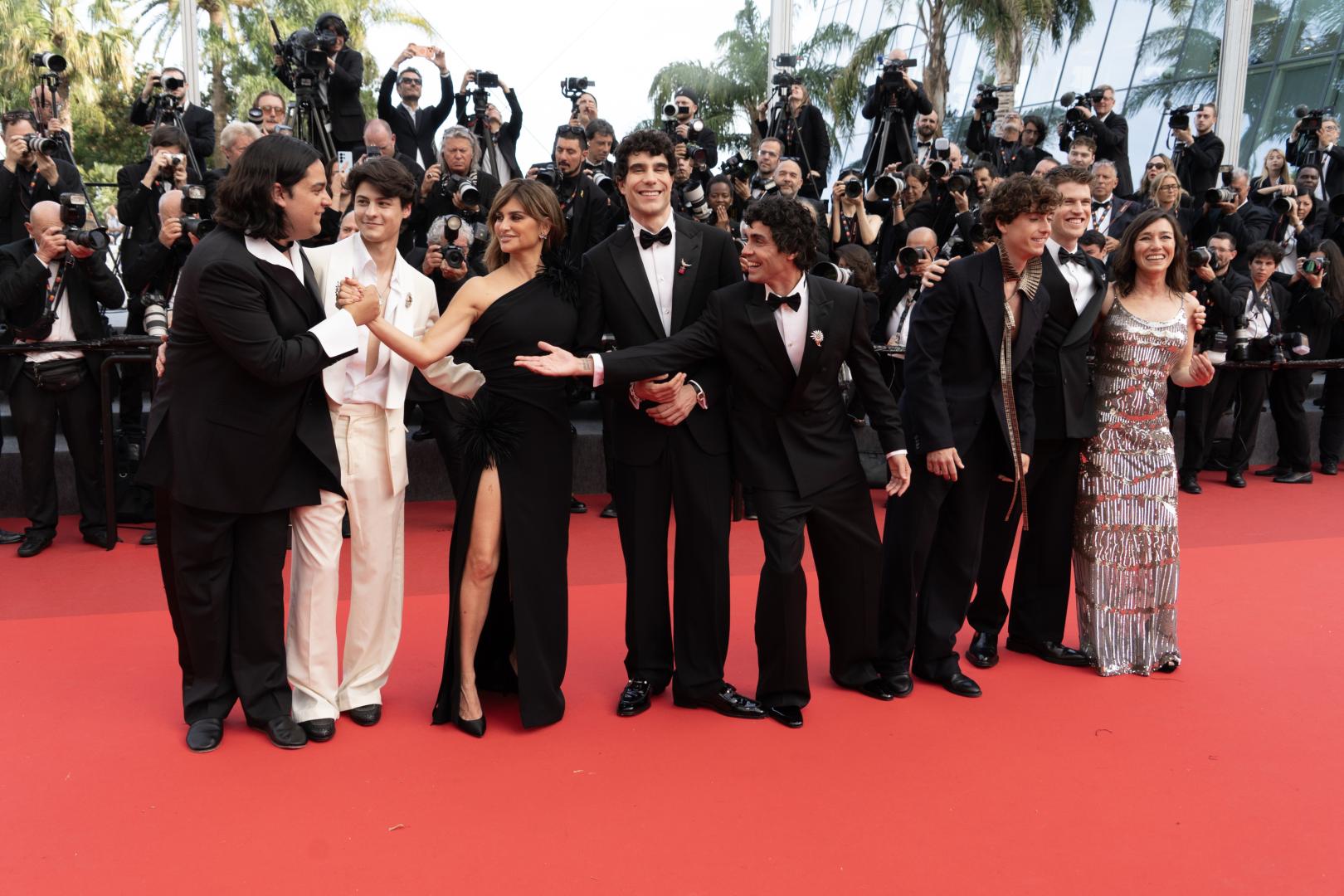 El actor navarro Carlos González da la mano a Penélope Cruz ante Los Javis y el resto del equipo en el Festival de Cannes