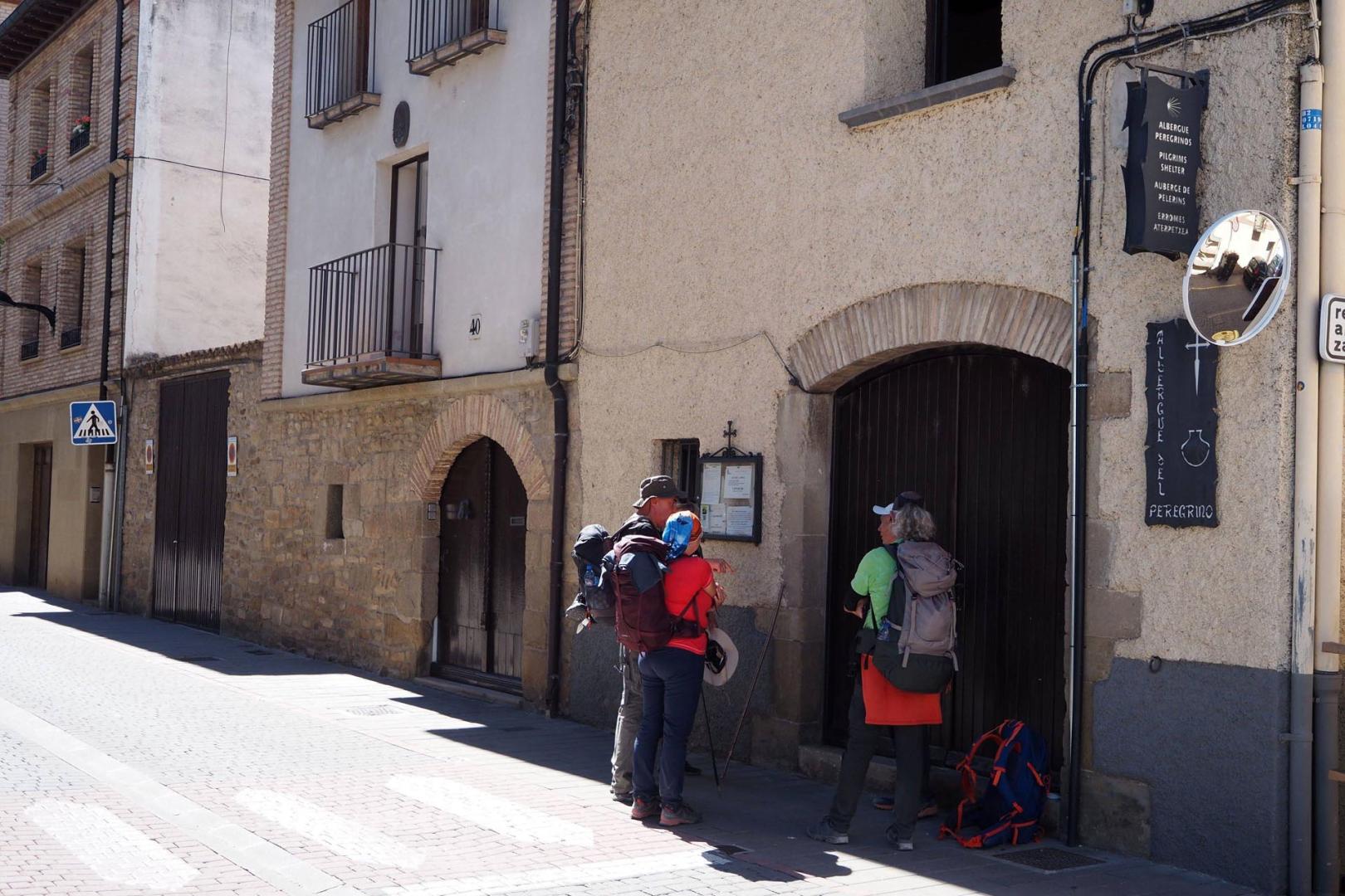 Peregrinos, a las puertas del albergue en Sangüesa