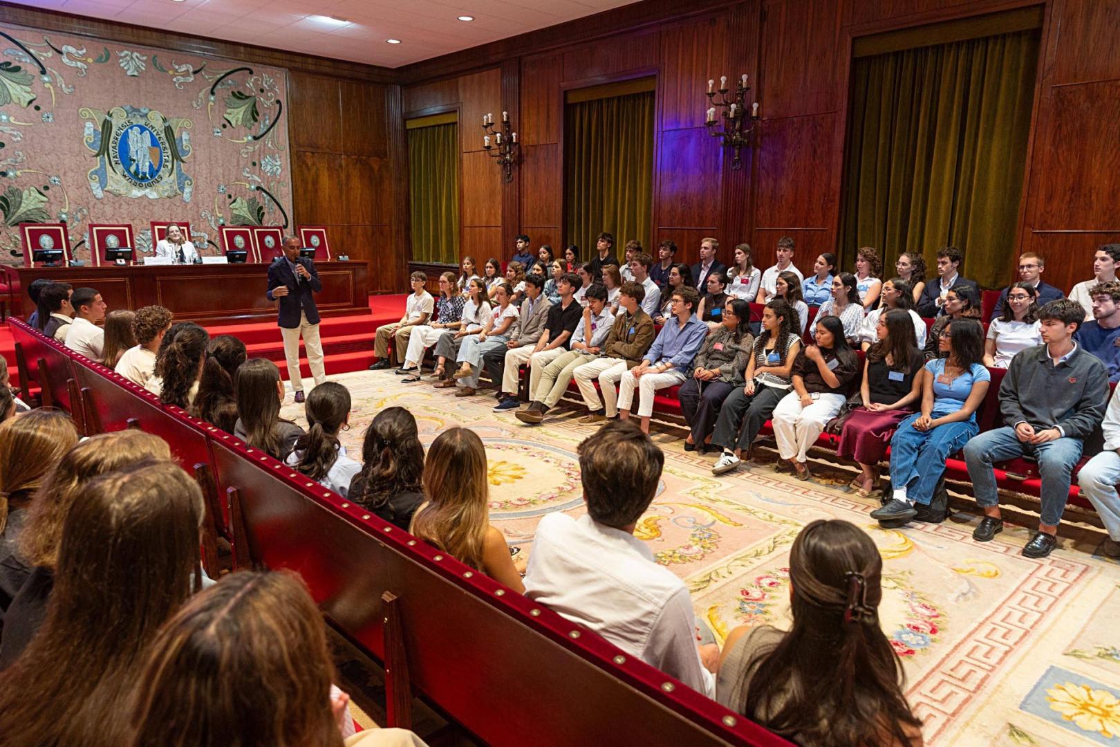 Los estudiantes, durante el acto de entrega de las Becas Alumni en la Universidad de Navarra