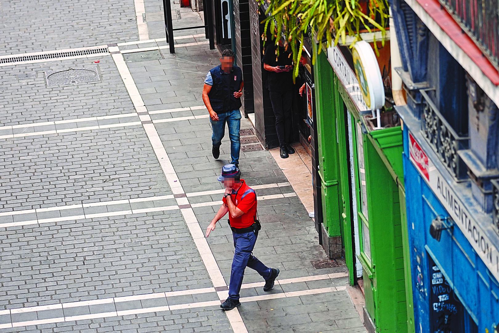 Dos agentes, uno de ellos negociador, en Mercaderes el martes