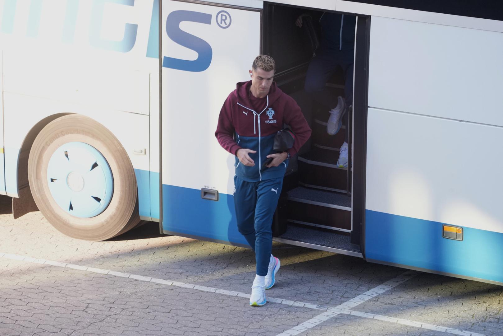 Cristiano Ronaldo, su llegada a la sesión de entrenamiento en el estadio Parken de Copenhage donde este jueves se enfrentan Portugal y Dinamarca