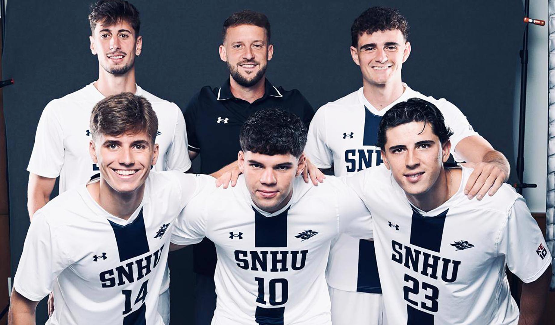 Sergio López, Alex Satrústegui (entrenador), Íñigo Burusco, Íñigo Iriarte, Daniel Bujanda y Miguel Gimeno posan con la equipación de SNHU (Southern New Hamphsire University) en Estados Unidos