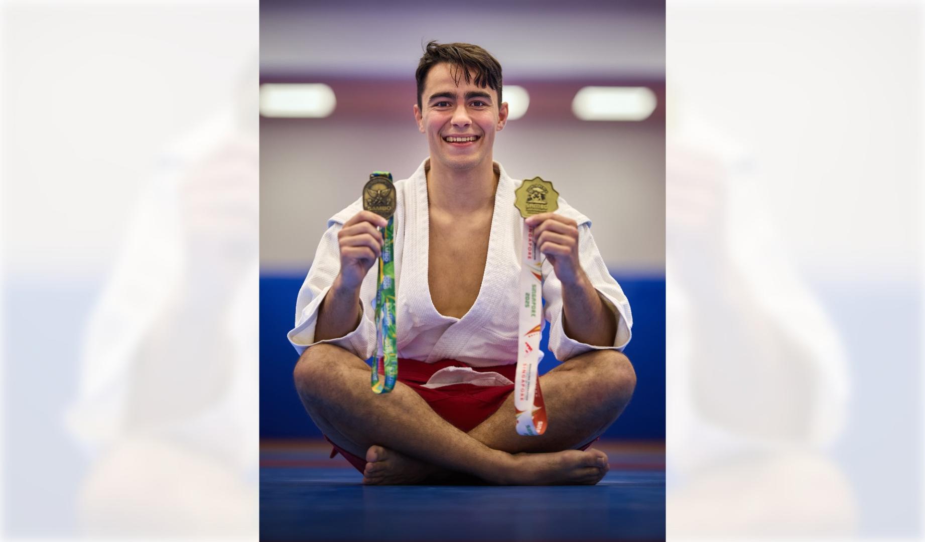 Gorka Gracia posa en el tatami con las dos medallas de oro conseguidas