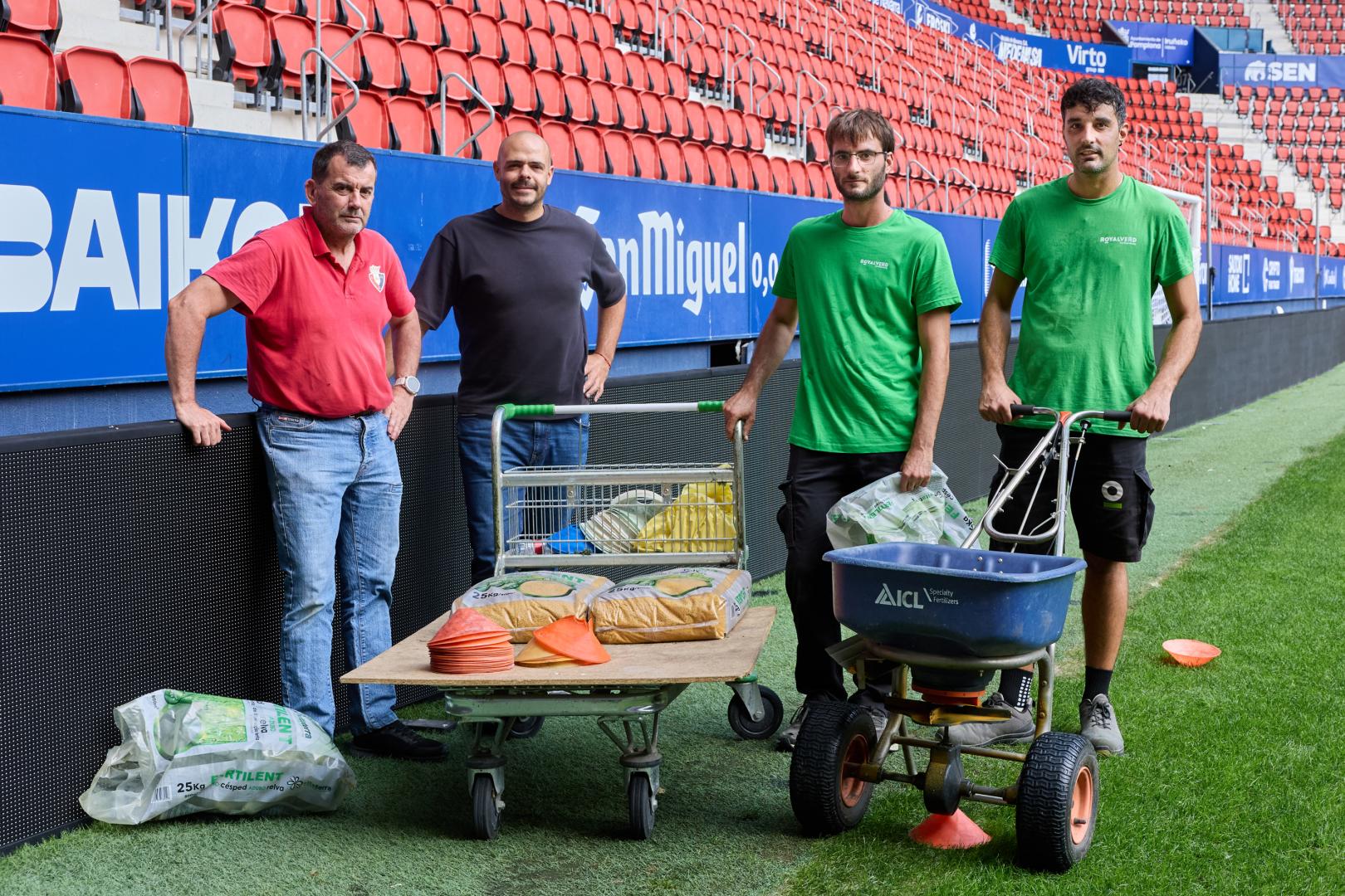 De izquierda a derecha:Juan Carlos Sanz, Tomás Sánchez, Ángel Blasco y Julen Sánchez (falta Tino Ventura), equipo de jardinería en El Sadar.j.p. urdíroz