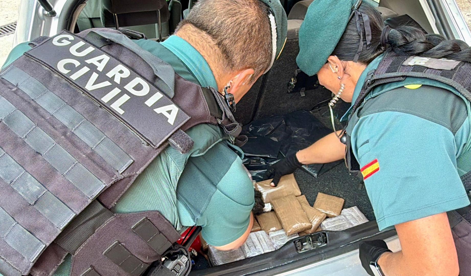La Guardia Civil ha detenido a dos personas con más de seis kilos de hachís en Tafalla