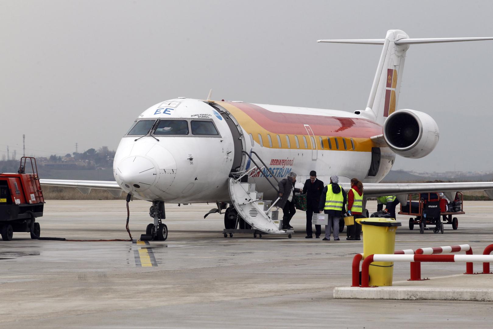 Un avión de la compañía Air Nostrum, en el aeropuerto de Pamplona.