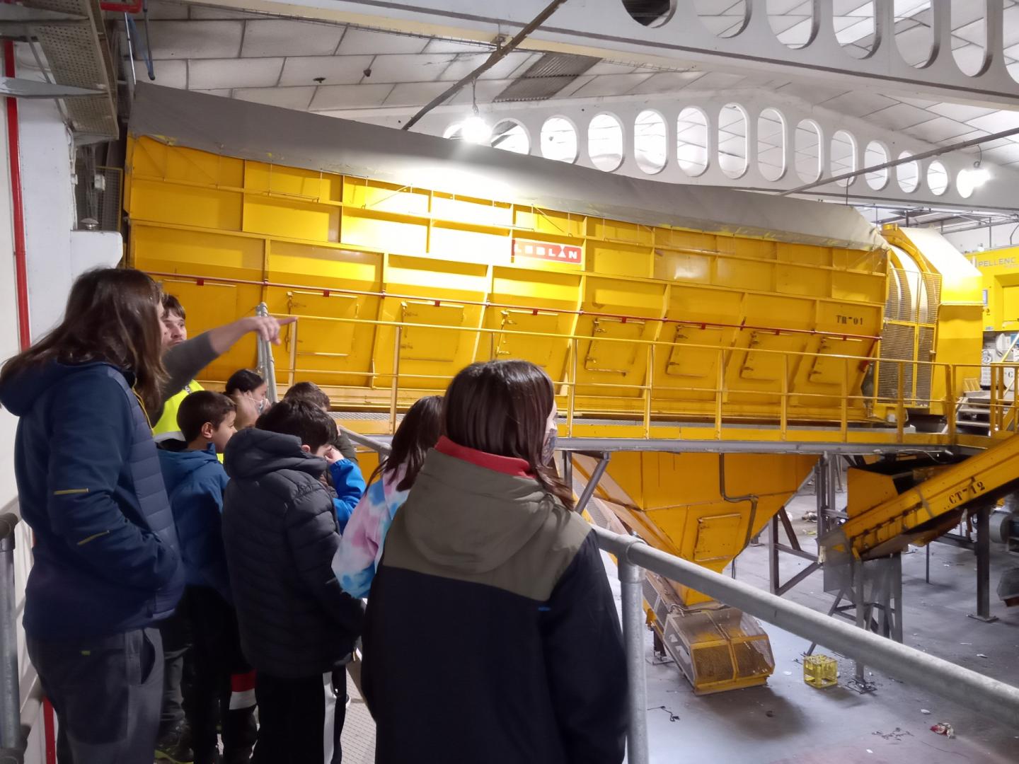 Imagen de archivo de un grupo de escolares en su visita a la planta de Cárcar.