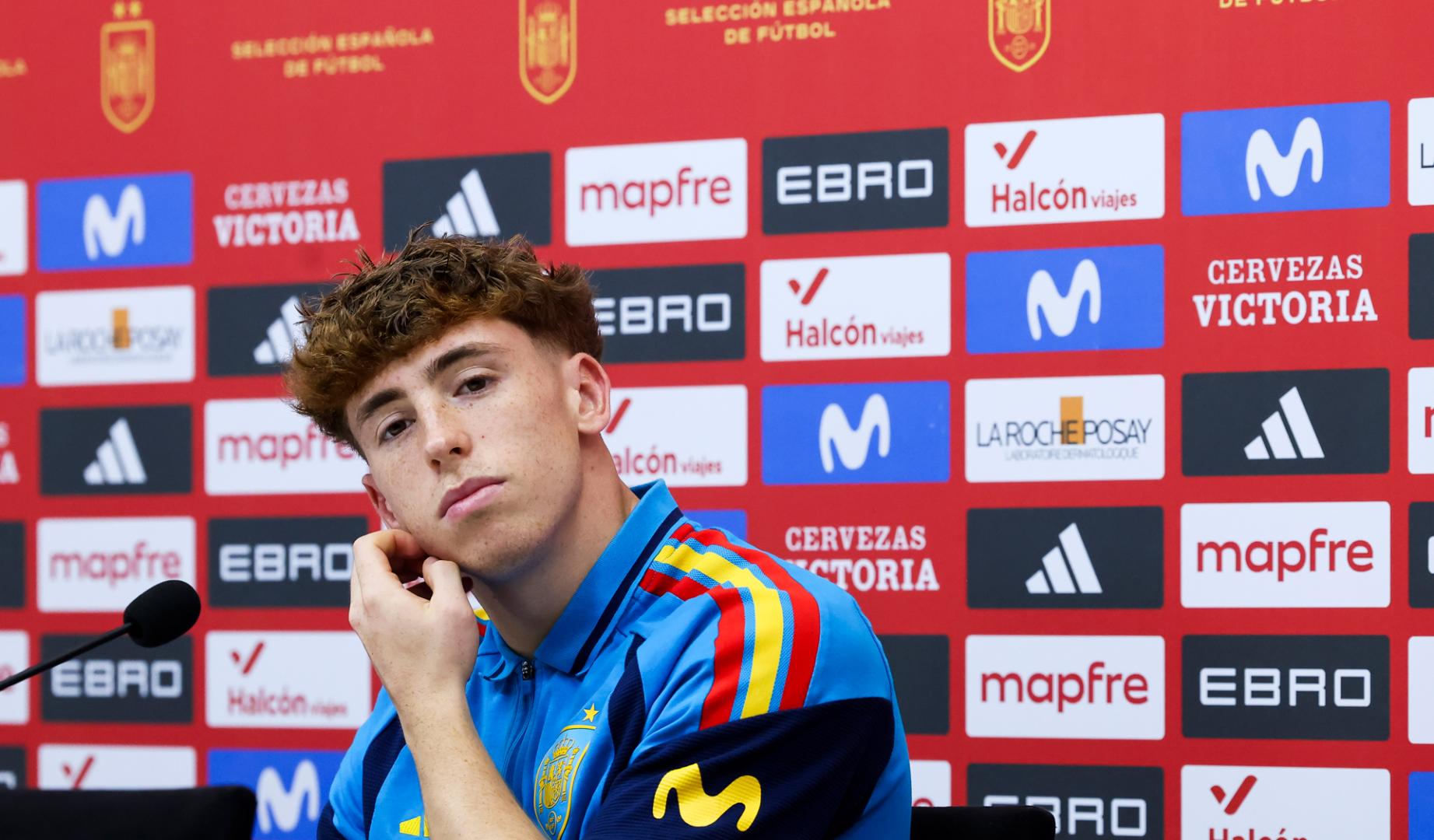 El jugador de la selección española de fútbol Víctor Muñoz ofrece una rueda de prensa en la Ciudad del Fútbol de Las Rozas,
