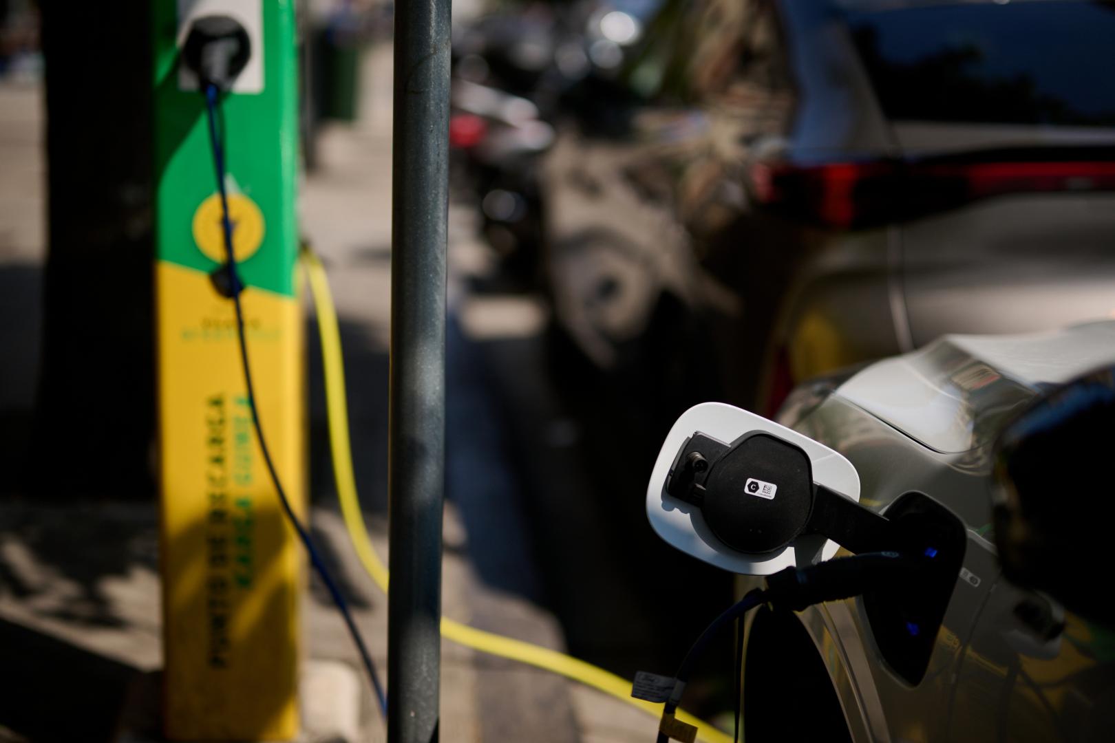 Los coches eléctricos ya se han convertido en una realidad cotidiana en las calles de Navarra