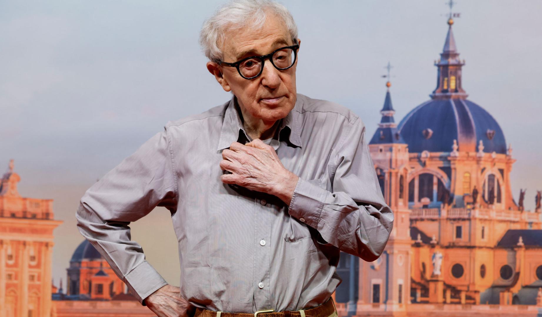 El director de cine estadounidense Woody Allen posa para los fotógrafos durante la presentación del rodaje de su nueva película, este jueves, en la Real Academia de Bellas Artes de San Fernando de Madrid.