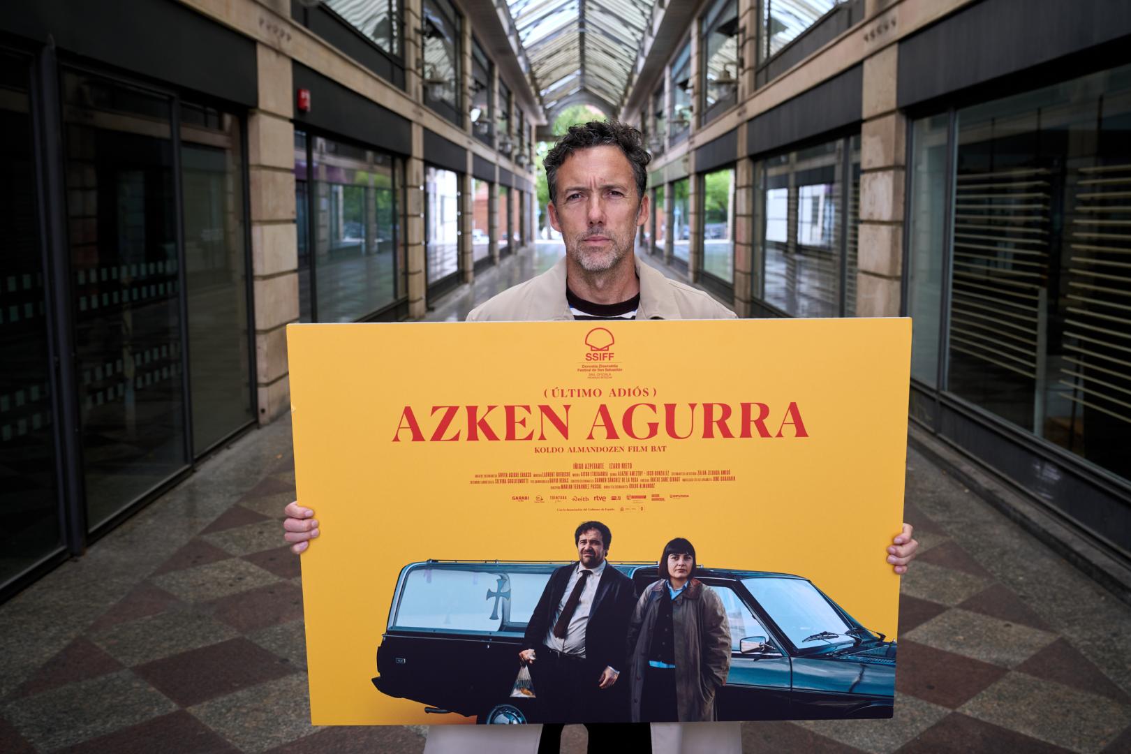 Koldo Almandoz con el cartel de 'Azken agurra'