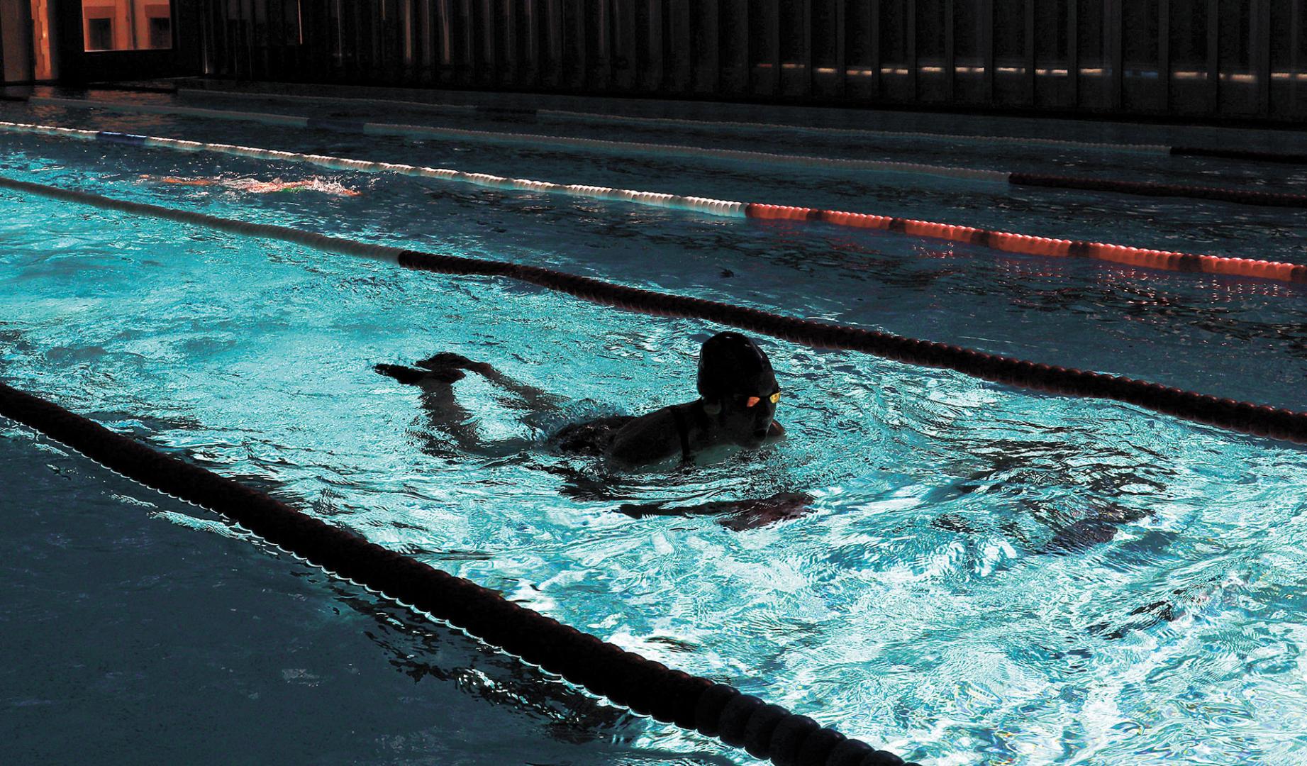 Una mujer nada en 2020 en la piscina ya cerrada.