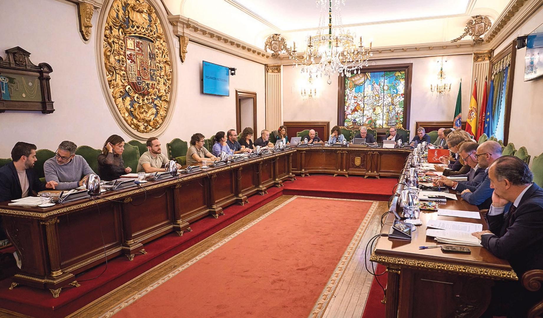 Momentos previos al inicio del pleno ordinario del Ayuntamiento de Pamplona