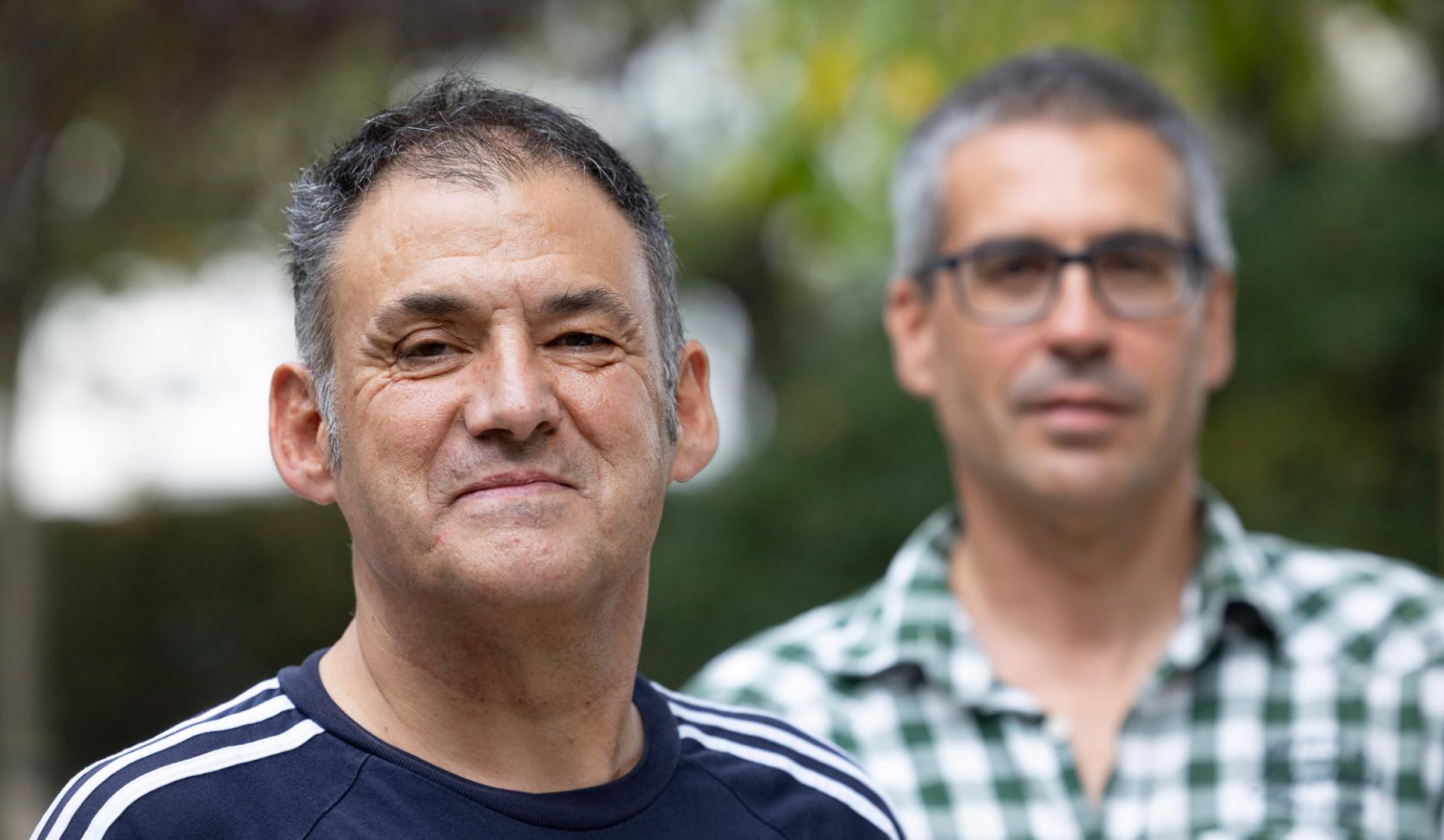 Alberto Muñagorri (i), que con diez años resultó gravemente herido en un atentado de ETA en Errenteria en 1982, posa junto al periodista y escritor Ander Izagirre durante una entrevista