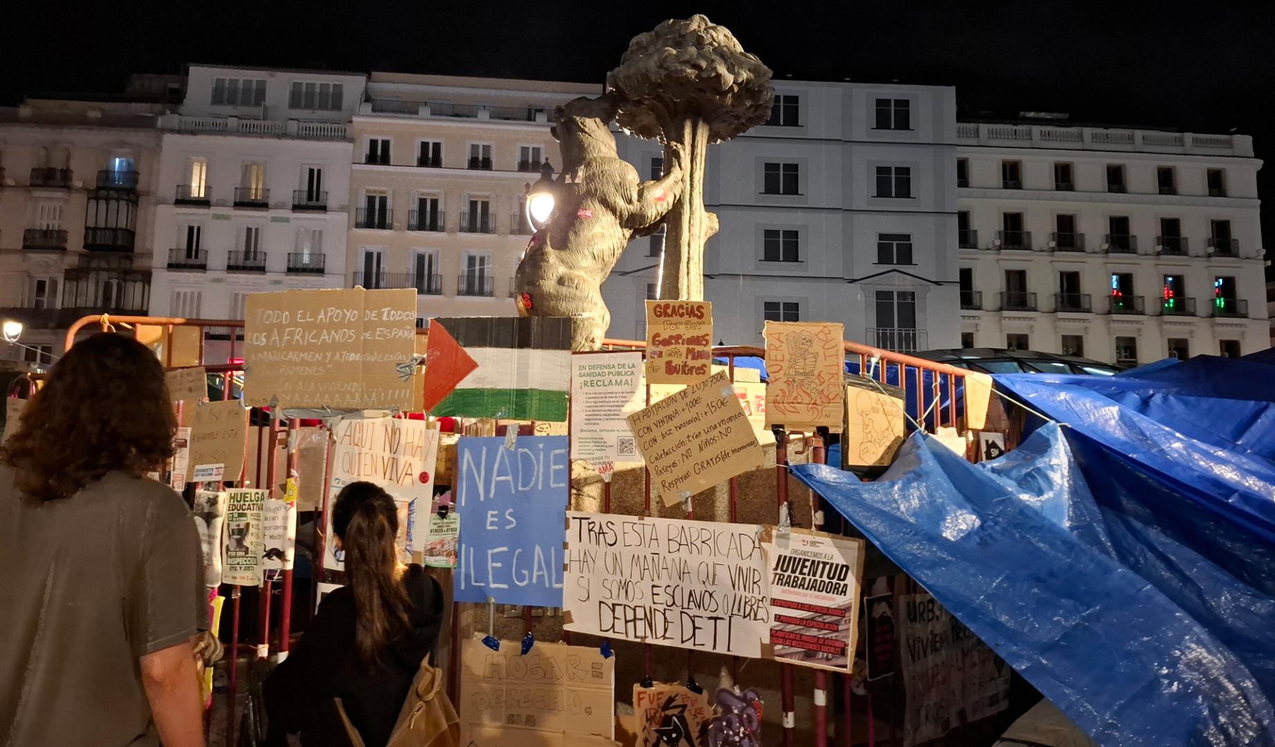Tensa calma en la acampada de Sol a la espera de la votación del mediodía en el Congreso