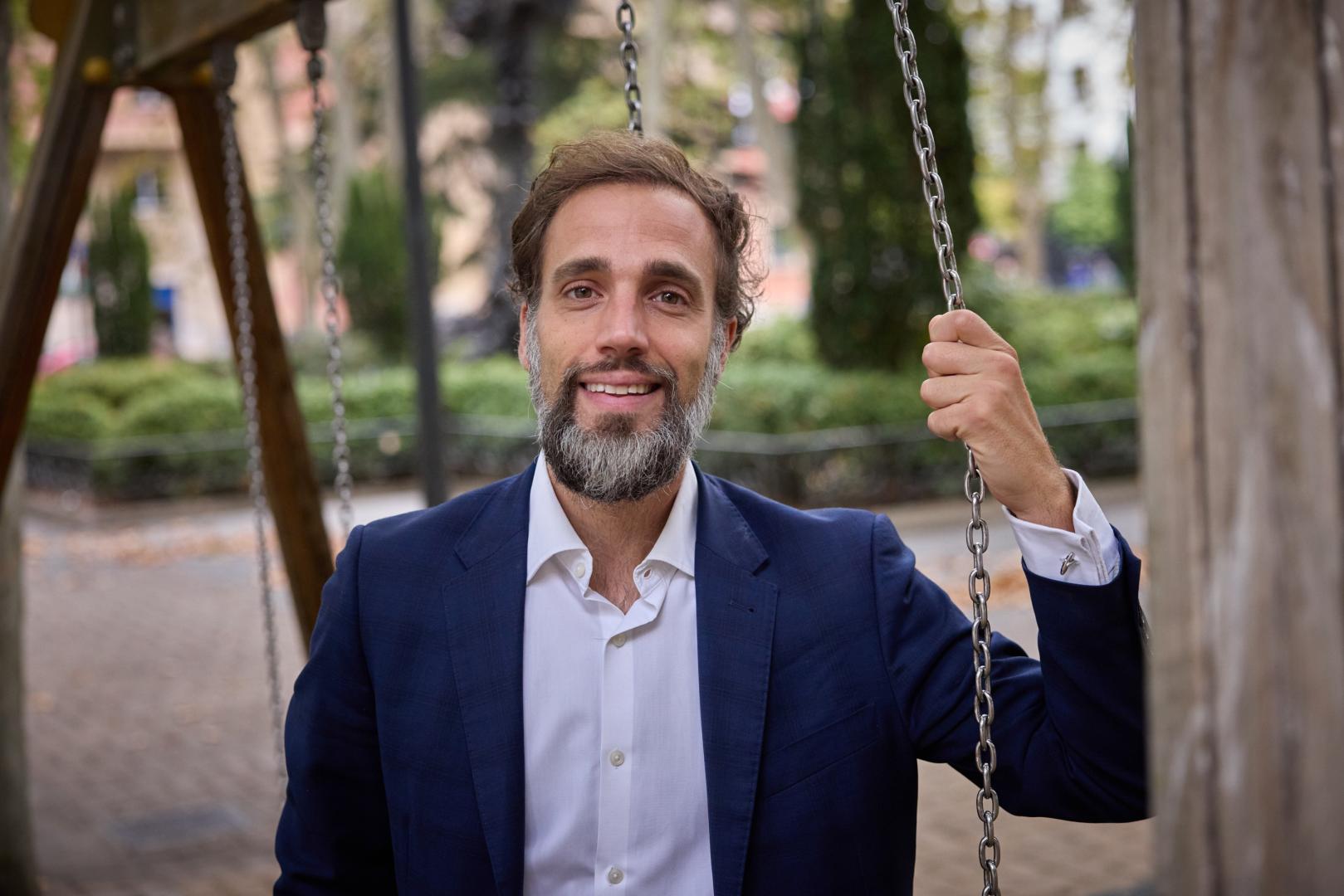 Íñigo Porres García (Pamplona, 1988), en un columpio del parque infantil de la Plaza de la Cruz, en el Segundo Ensanche pamplonés.