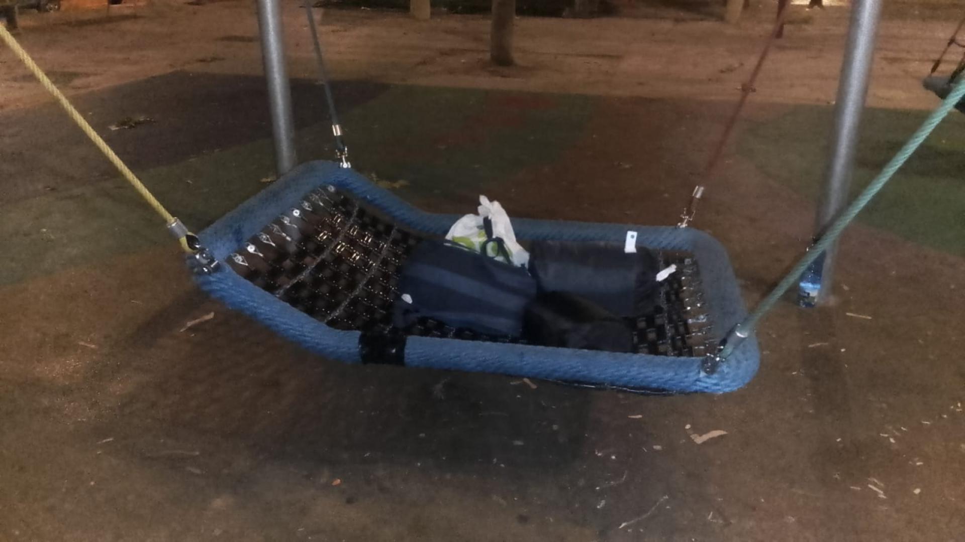 En esta hamaca de un parque infantil pernoctó durante un mes.