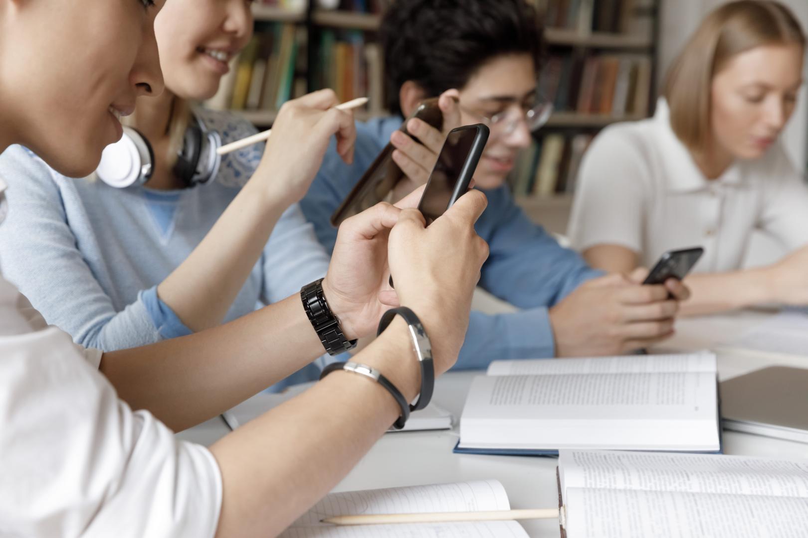 Adolescentes utilizando la IA en el aula.