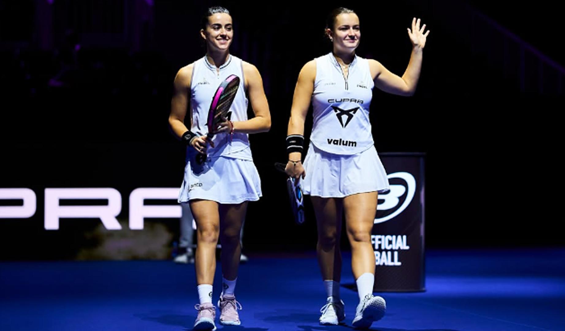 Claudia Fernández y Martina Calvo saltan a la pista central del Rotterdam Ahoy para disputar el choque de cuartos de final