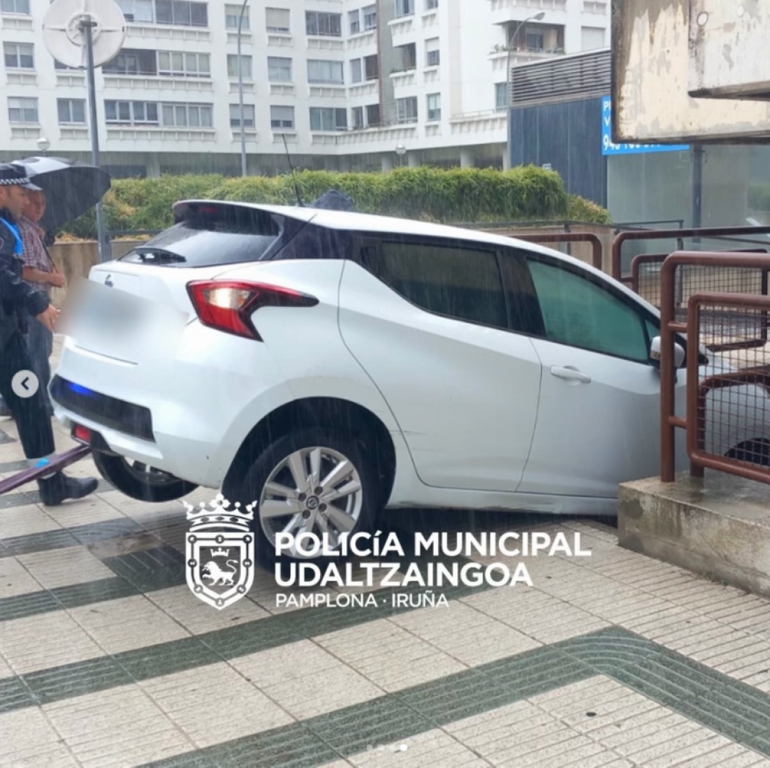Coche atascado en unas escaleras en Iturrama