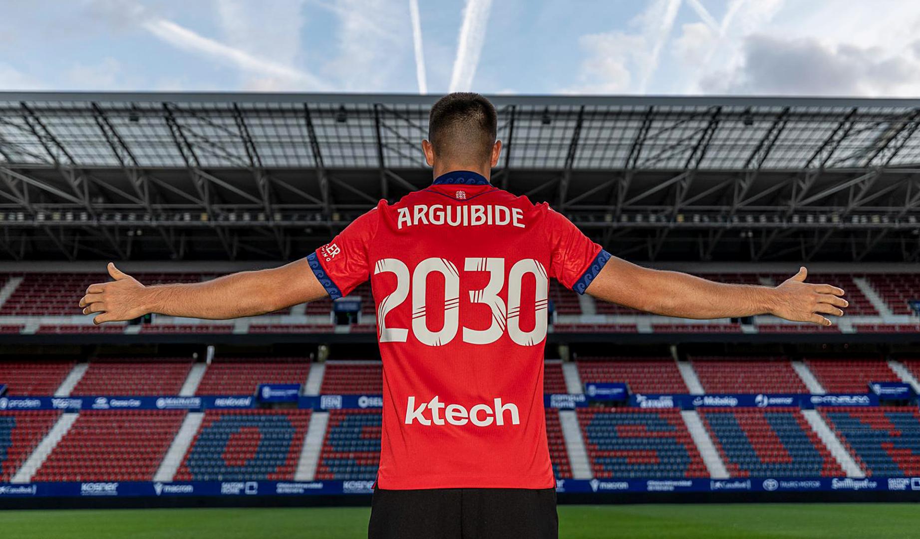 Íñigo Arguibide, con la camiseta de su renovación hasta 2030 sobfre el césped de El Sadar