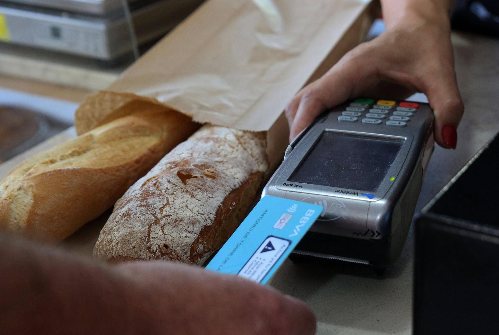 Un cliente paga con su tarjeta de crédito una compra