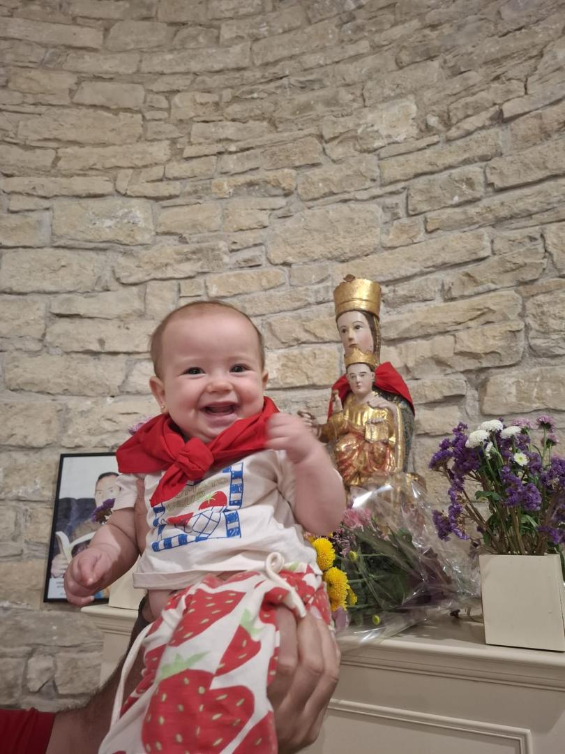 Una sonriente Sabaiza Solchaga Olcoz, ante la Virgen de Irangoiti en Sabaiza