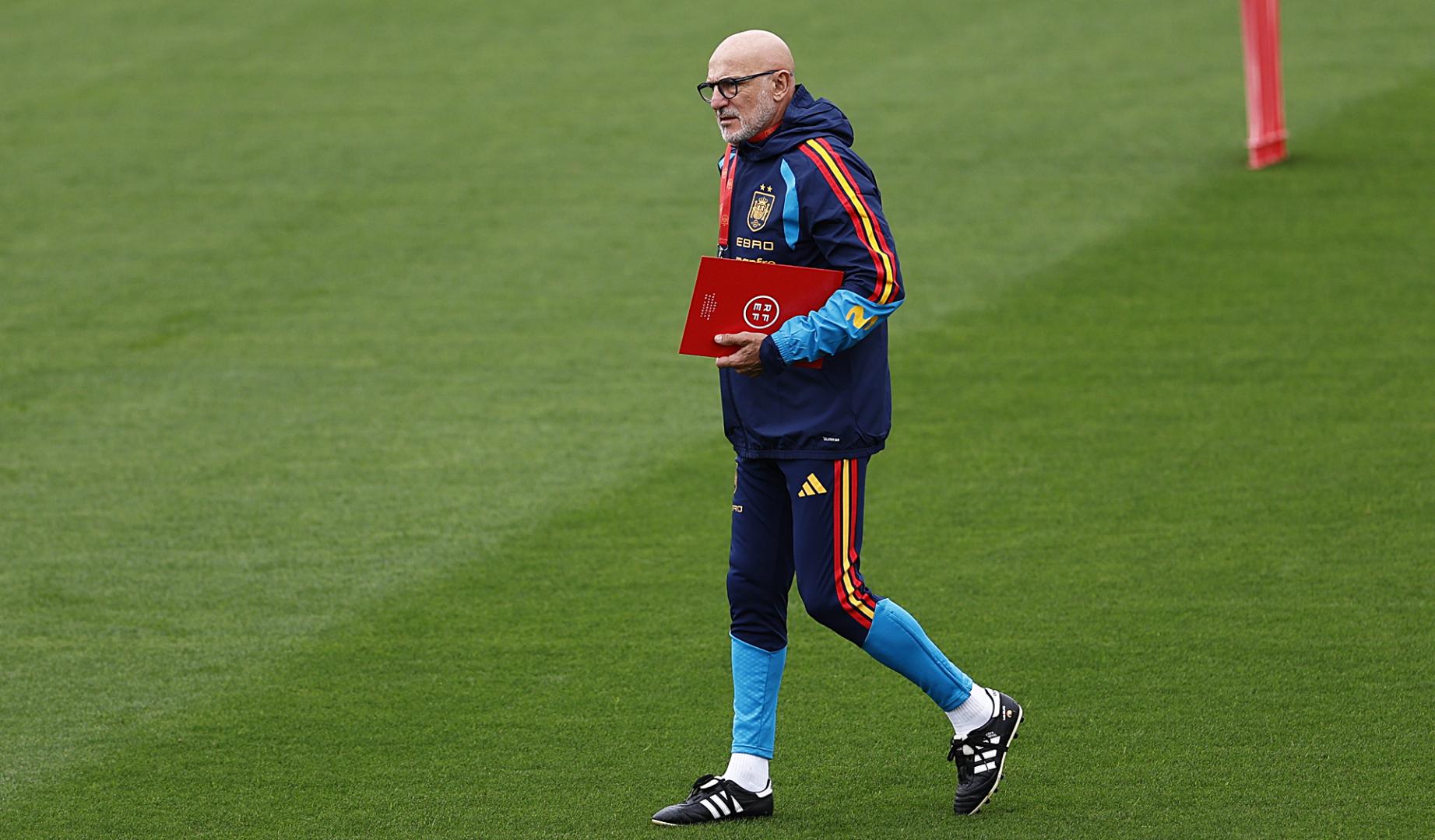 El entrenador de la selección española, Luis de la Fuente durante el entrenamiento de este viernes 2 de octgubre en la Ciudad del Fútbol de Las Rozas