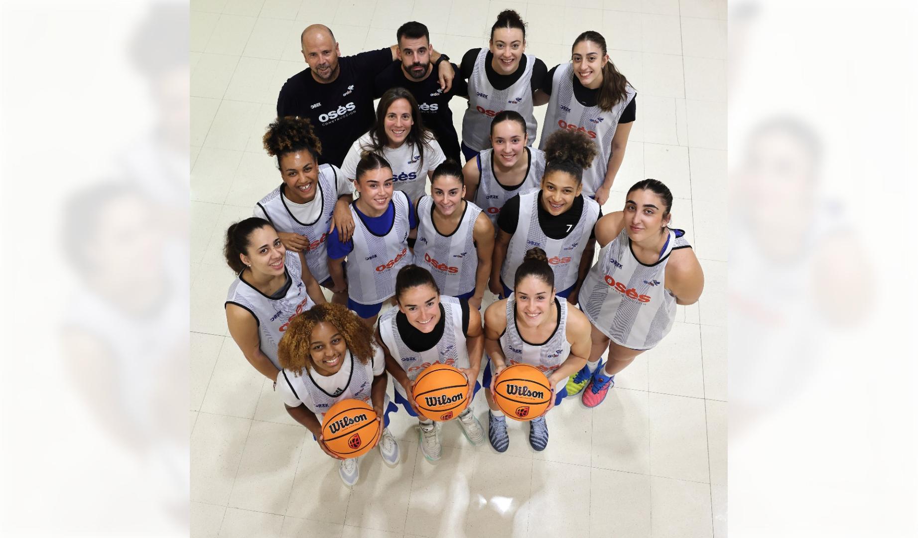 En primera fila y de izquierda a derecha: Sonia Smith, Celia García, Amaia Díez. Detrás, Paula García, Andrea Elso, Mamen Blanco, Cesarina Capellón, Claudia Langarita. En tercera fila: Aixa Wone, María Asurmendi -cuerpo técnico-, María Arbizu. En la última fila: Jotas Unzué -entrenador-, Jonathan Segur -cuerpo técnico-, June Idoate y Victoria Gauna.